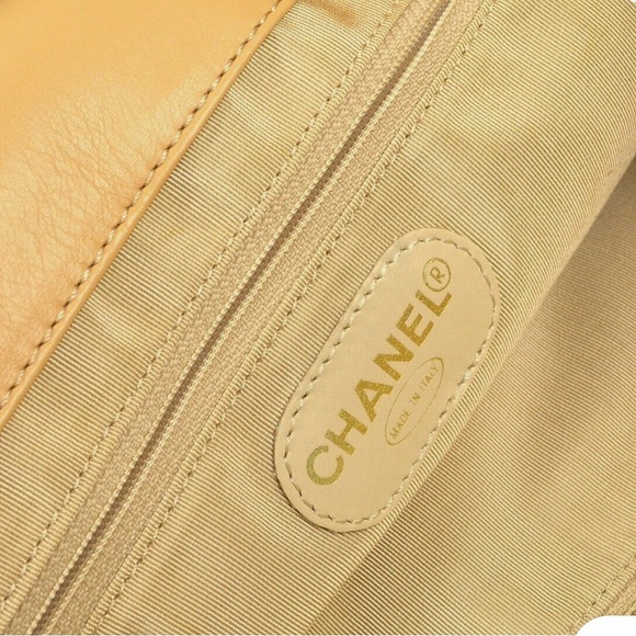 Lambskin CHANEL shoulder/tote with tortoise handles - Picture 6 of 8